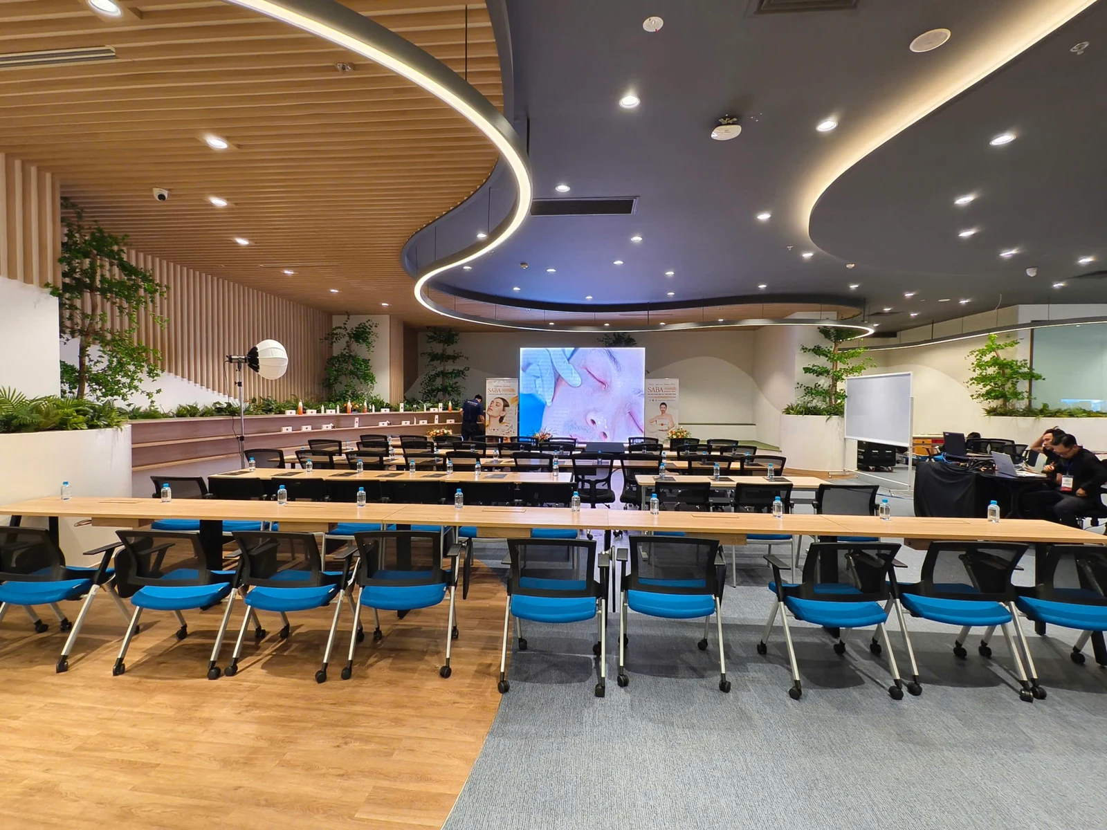 Phòng sự kiện Lumi Hub được bố trí sẵn sàng đón khách